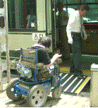 バスに乗り込む所員